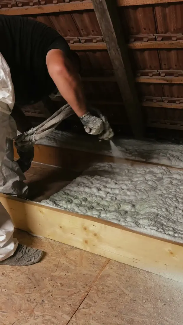 Fertőrákoson, 20 cm vastagságban nyitott cellás purhabbal végeztünk födémszigetelést.💪. Videó előnézete.