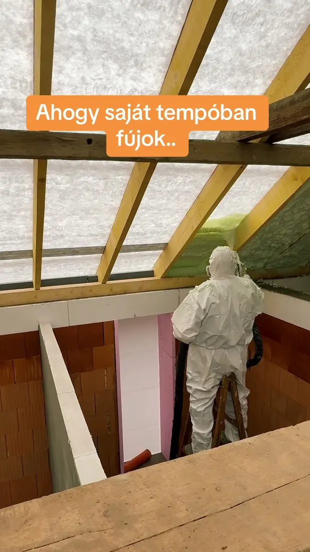 Amikor egyedül dolgozol vs. amikor a főnök is ott van... 😅 #rapidszigetelés #purhabszigetelés. Videó előnézete.