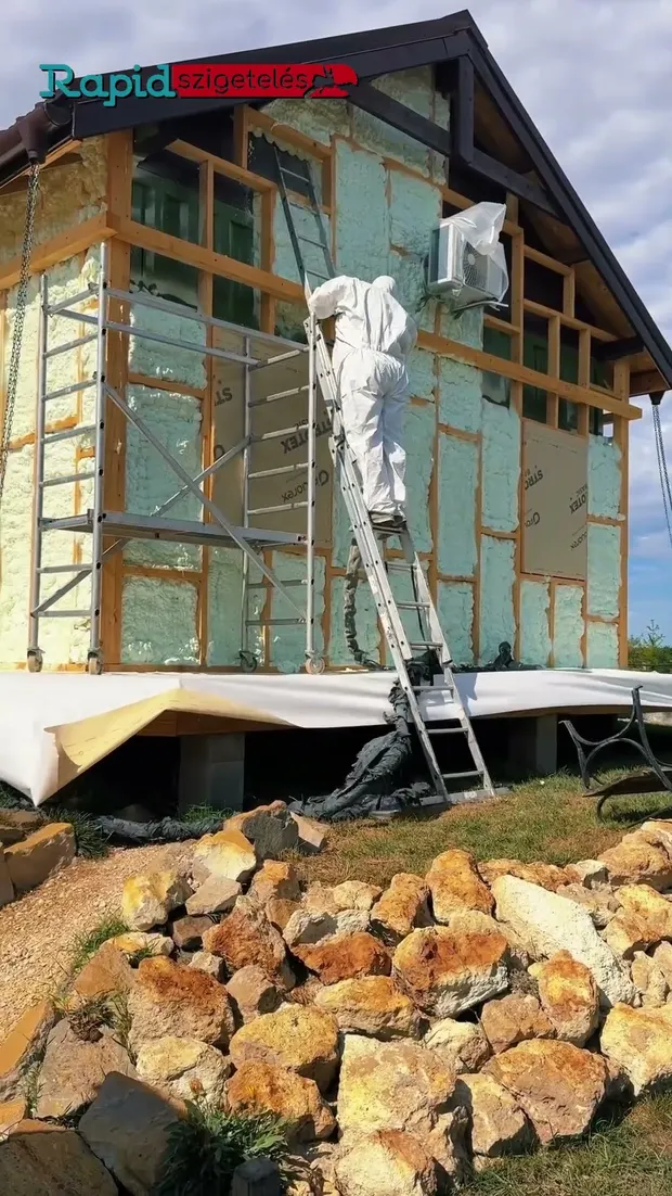 Konténer külső szigetelése készült el 15 cm nyitott cellás purhabbal.👌. Videó előnézete.
