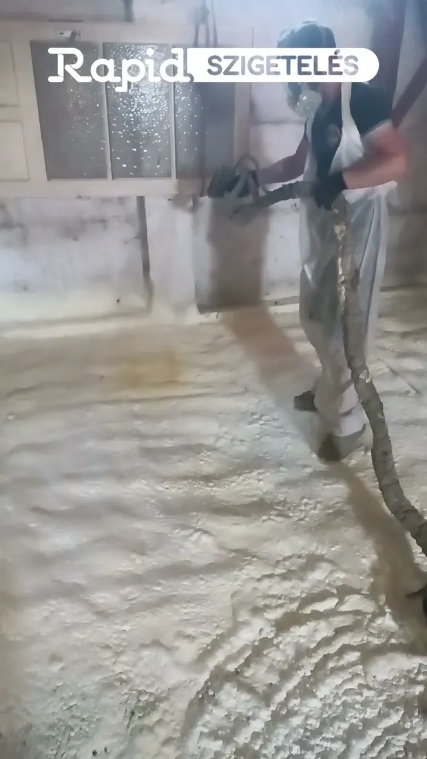 Süttő - 90 m² alapterületre, átlagosan 7 cm vastagságban vittük fel a zárt cellás purhabot. Videó előnézete.