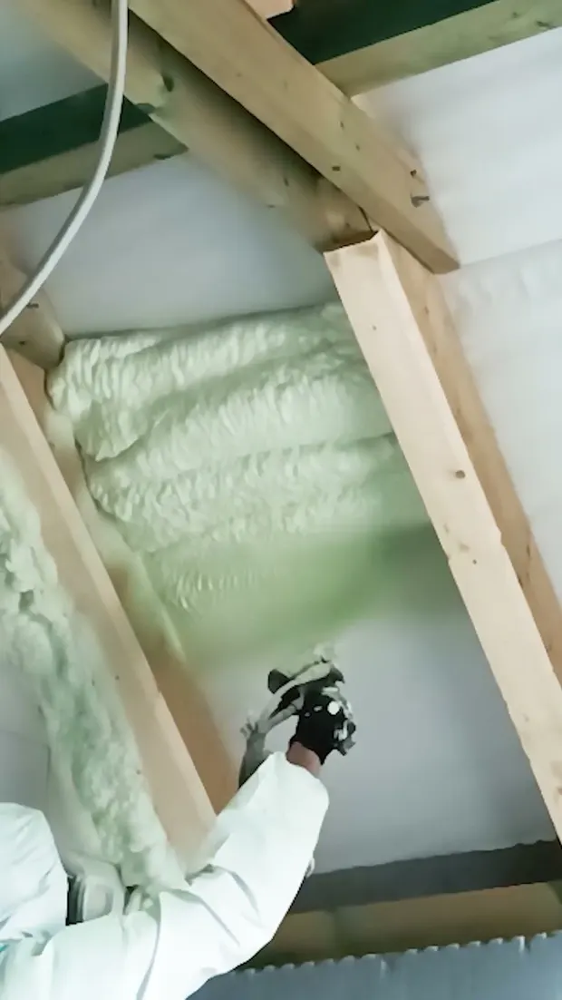 Ezt valamiért órákig lehetne nézni… 👀Látványos részletek több purhabszigetelési munkánkból💨. Videó előnézete.