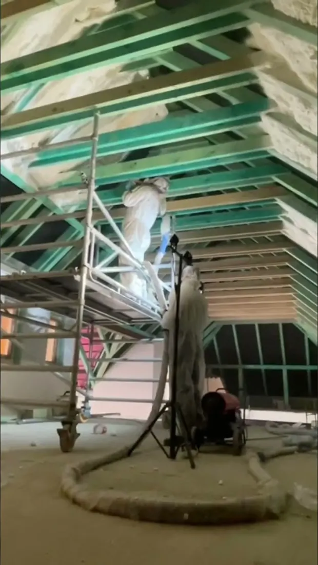 Nyitott cellás purhab szigetelés / Open cell spray foam insulation. Videó előnézete.